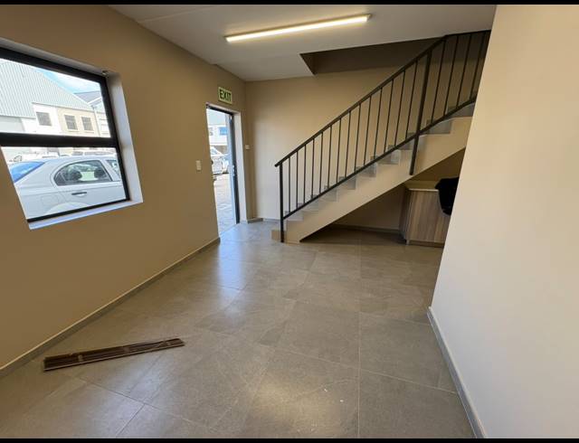 207M² WAREHOUSE TO LET IN FIRGROVE INDUSTRIAL ESTATE